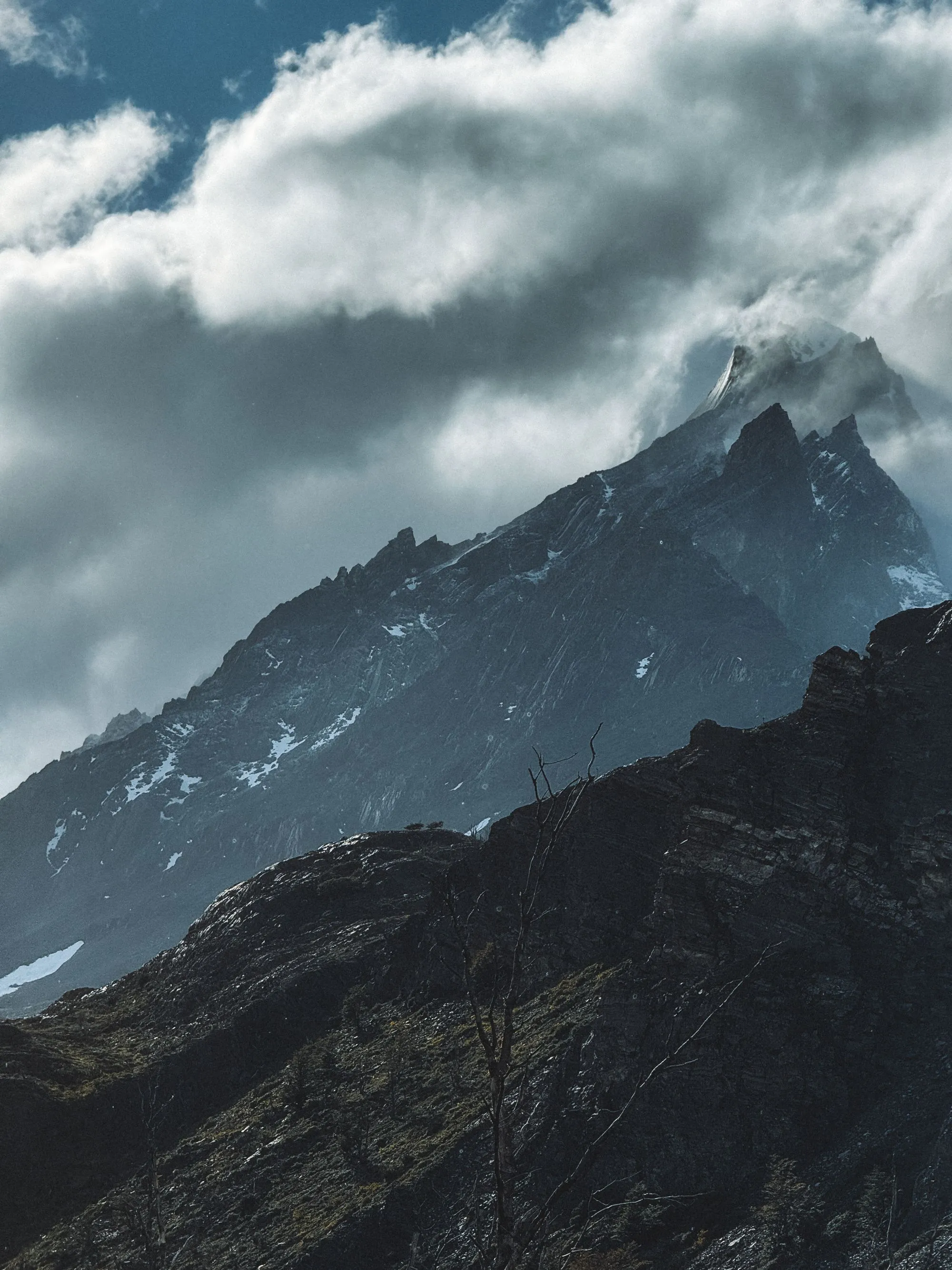 Cumbres nevadas de Magallanes envueltas en nubes bajas.