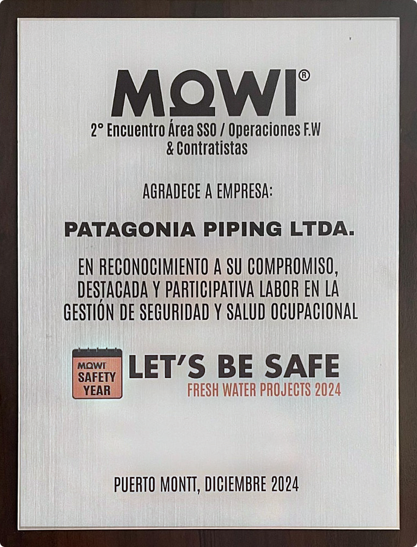 Placa de reconocimiento de MOWI a Patagonia Piping Ltda. por su gestión en Seguridad y Salud Ocupacional, entregada en Puerto Montt en diciembre de 2024.